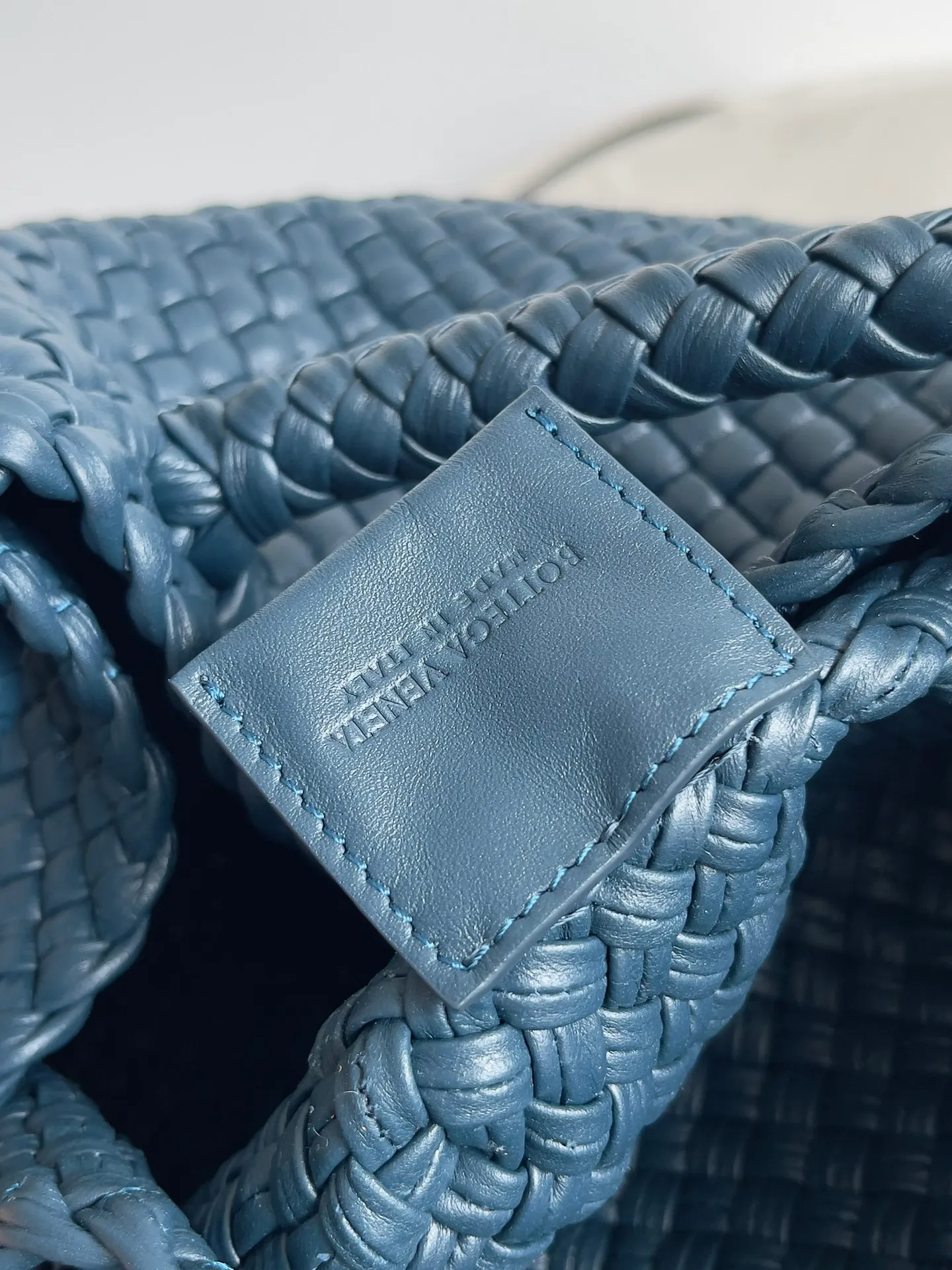 Batch 5960 BV collectible small woven handbags are really YYDS!! Bottega Veneta’s most classic small woven handbags are back! ! We use the highest quality leather with the highest craftsmanship❤️ to create the most expensive works. We have created the original Intrecciato leather weaving process❤️ This unique traditional exclusive leather weaving method has not only become our logo but also reflects the time-consuming and labor-intensive craftsmanship of our products❤️ The new TOSCA handbag must be a selection worth collecting🆕⚠️⚠️Babies, malachite can be sold separately and can be assembled by yourself Style number: 716974 Size: 27*9*18cm